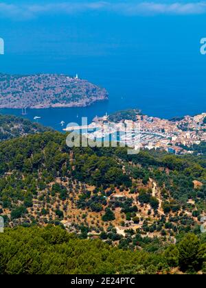 Vista su Port de Soller da Mirador de SES Barques nella Serra de Tramuntana montagne a nord ovest Maiorca Isole Baleari Spagna Foto Stock