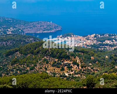 Vista su Port de Soller da Mirador de SES Barques nella Serra de Tramuntana montagne a nord ovest Maiorca Isole Baleari Spagna Foto Stock