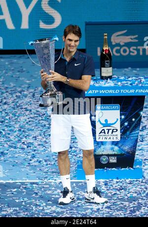 Roger Federer con il trofeo delle finali ATP Foto Stock