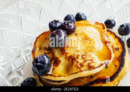 Pancake con mirtilli e sciroppo d'acero Foto Stock