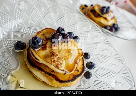 Pancake con mirtilli e sciroppo d'acero Foto Stock