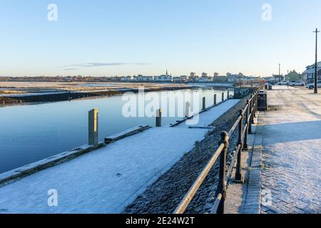 Irvine, Scotland, UK - 06 gennaio 2021: Guardando lungo Harbour Street in un giorno di gennaio ghiacciato e luminoso, l'area appare deserta mentre la maggior parte di Foto Stock