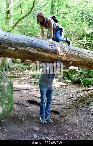 Yspertal, Austria - 25 agosto 2019: Le coppie si divertono nella gola di Ysperklamm, un monumento naturale nel waldviertel, una parte della bassa Austria occidentale Foto Stock