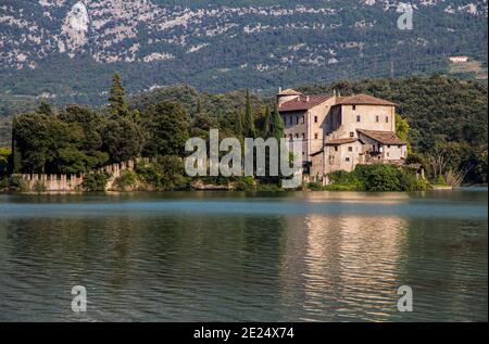 Castello di Toblino sul lago di Toblino, nel comune di Madruzzo, provincia di Trento, Italia. Foto Stock