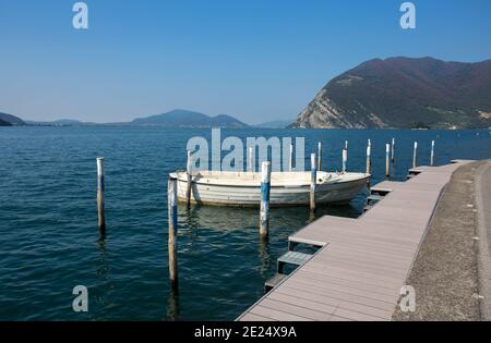 Isolata barca bianca ormeggiata a Monte Isola, Lago d'Iseo, provincia di Brescia, Lombardia, Italia. Foto Stock