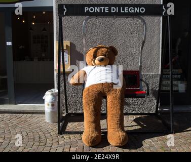 PONTE DI legno, ITALIA, 9 SETTEMBRE 2020 - un orsacchiotto su una sedia a dondolo fuori da un negozio nel villaggio di Ponte di legno, provincia di Brescia, Italia. Foto Stock