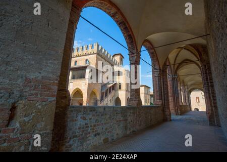 CASTELLO d'ARQUATO, 25 AGOSTO 2020 - Palazzo Podestà a Castell'Arquato, provincia Piacenza, Emilia Romagna, Italia. Foto Stock