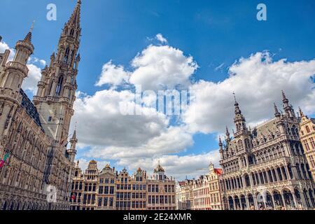Bruxelles, Belgio - 20 luglio 2020: Torre del municipio nella piazza centrale Grand Place nel centro storico di Bruxelles Foto Stock