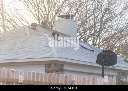 Neve surgelata e leggera sulle briglie del tetto della casa residenziale suburbana vicino Dallas, Texas, America Foto Stock