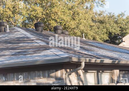 Neve leggera che si scioglie sul tetto di shingles casa residenziale vicino Dallas, Texas, America Foto Stock