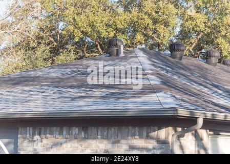 Neve leggera che si scioglie sul tetto di shingles casa residenziale vicino Dallas, Texas, America Foto Stock