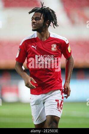 Swindon Town's Akinwale Odimayo durante la partita Sky Bet League uno al Energy Check County Ground, Swindon. Foto Stock