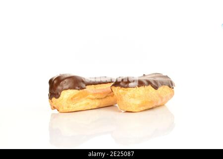 Due eclair al cioccolato, primo piano, isolati su bianco. Foto Stock