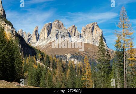 Vista di Langkofel (Sasso lungo) dalla Val Contrin nella catena montuosa della Marmolada nelle Dolomiti. Le Dolomiti fanno parte del patrimonio mondiale dell'UNESCO. E Foto Stock