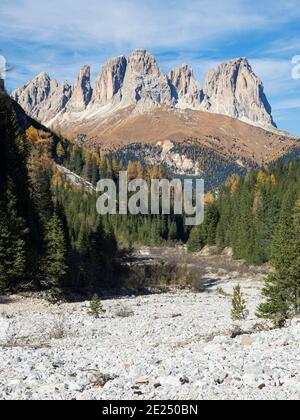 Vista di Langkofel (Sasso lungo) dalla Val Contrin nella catena montuosa della Marmolada nelle Dolomiti. Le Dolomiti fanno parte del patrimonio mondiale dell'UNESCO. E Foto Stock