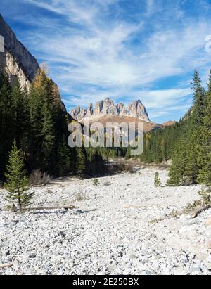 Vista di Langkofel (Sasso lungo) dalla Val Contrin nella catena montuosa della Marmolada nelle Dolomiti. Le Dolomiti fanno parte del patrimonio mondiale dell'UNESCO. E Foto Stock