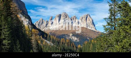 Vista di Langkofel (Sasso lungo) dalla Val Contrin nella catena montuosa della Marmolada nelle Dolomiti. Le Dolomiti fanno parte del patrimonio mondiale dell'UNESCO. E Foto Stock