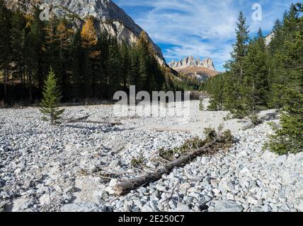 Vista di Langkofel (Sasso lungo) dalla Val Contrin nella catena montuosa della Marmolada nelle Dolomiti. Le Dolomiti fanno parte del patrimonio mondiale dell'UNESCO. E Foto Stock