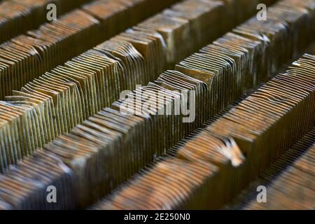 Superficie dello scambiatore di calore lamierato - finitura diagonale. Le vecchie apparecchiature di scambio termico hanno piegato le piastre danneggiate con tracce di ruggine da corrosione. Selettivo Foto Stock