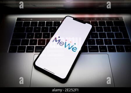 L'applicazione di social network MeWe è presente su un iPhone Apple in questa illustrazione fotografica a Varsavia, Polonia, il 12 gennaio 2021. L'app di social networking di alta tecnologia e moderazione MeWe sta rapidamente diventando l'alternativa ideale per l'app Parler, ora bandita. Parler è stata un'alternativa "a parole libere" a Twitter per molti sostenitori di Trump e altri conservatori fino a quando non è stato rimosso dagli app store a seguito della tempesta di Capitol Hill il 6 gennaio. MeWe è entrato nell'elenco dei primi dieci di Apple App Store dopo essere stato scaricato più di un milione di volte in 72 ore. (Foto di Jaap Arriens /Sipa U Foto Stock