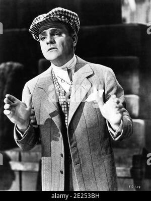 JAMES CAGNEY come George M. Cohan esecuzione dare i miei saluti a Broadway in YANKEE DOODLE DANDY 1942 regista MICHAEL CURTIZ Warner Bros. Foto Stock