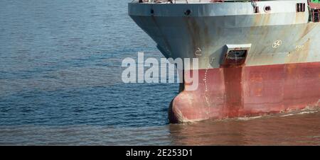 Closeup della nave polivalente bulbous prua in corso. Vista frontale. Foto Stock