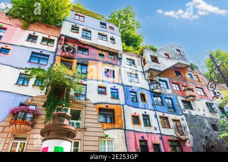 Vienna, Austria. Facciata Kegelgasse di Hundertwasser Casa costruita: 1983 - 1985 dall'architetto Friedensreich Hundertwasser. Foto Stock