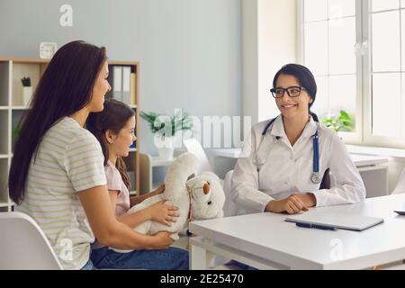 Giovane madre con figlia a un medico di famiglia in una moderna clinica medica. Foto Stock