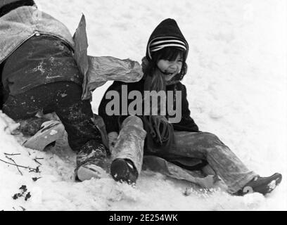 I bambini cavalcano nella neve. Philadelphia, Stati Uniti, 1976 Foto Stock