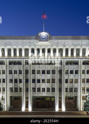 La Casa Bianca, edificio governativo e sede del presidente. La capitale Bishkek si trova ai piedi di Tien Shan. Asia, asia centrale, Kirghia Foto Stock