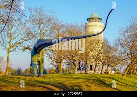 Dinosaurier, Diplodocus Saurier di fronte alla torre d'acqua Bruderholz a Basilea-Bruderholz, costruita nel 1926, è ancora oggi un serbatoio d'acqua. Swit Foto Stock