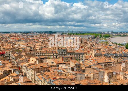 Paesaggio urbano aereo di Bordeaux . Panorama della città vecchia francese . Vista aerea dei tetti in tegole rosse della città Foto Stock