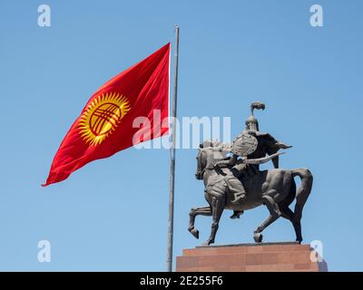 Monumento dell'eroe nazionale Manas 'Aykol Manas' di Bazarbai Sydykov. Ala Too piazza nel centro della città. La capitale Bishkek si trova ai piedi del monte Foto Stock