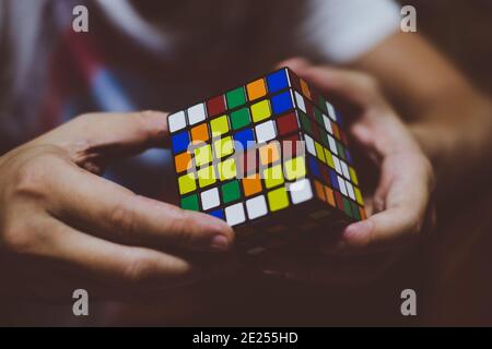 BANGA, PH – 30 MAGGIO 2019: Il cubo di Rubik è stato inventato nel 1974 dallo scultore ungherese e professore di architettura Erno Rubik. Il ragazzo le mani che risolvono il cubo. Foto Stock