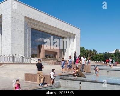 Museo Nazionale, visitatori e locali sulla trafficata Ala Too piazza nel centro della città. La capitale Bishkek si trova ai piedi di Tien Shan. Asia, Centr Foto Stock