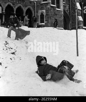 I bambini cavalcano nella neve. Philadelphia, Stati Uniti, 1976 Foto Stock