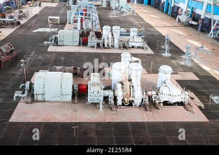 Macchinari per reparto di compressione. Esempio di interni industriali chimici. Due compressori a turbina ad azoto ad alta pressione con incendio di azoto Foto Stock