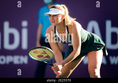 Marta Kostyuk di Ucraina in azione contro Sara Sorribes Tormo Della Spagna durante il suo quarto finale match al 2021 Abu Dhabi, WTA W/LM Foto Stock