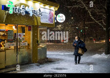 Seoul, Bucheon, Corea del Sud. 12 gennaio 2021. Un uomo cammina nella neve nella zona di Itaewon a Seoul martedì 12 gennaio 2020. Credit: Jintak Han/ZUMA Wire/Alamy Live News Foto Stock