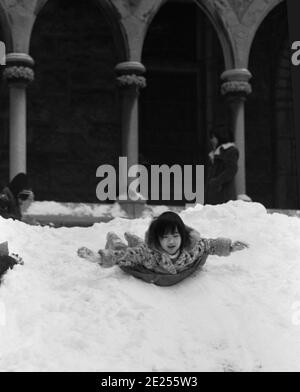 I bambini cavalcano nella neve. Philadelphia, Stati Uniti, 1976 Foto Stock