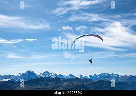 Un volo in parapendio in tandem sulle Alpi Bernesi con vista sull'Eiger, Mönch e Jungfrau. Foto Stock