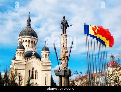 Statua di Stephen Bocskay e Cattedrale Metropolitana Adormirea Maicii Domnului a Cluj-Napoca, Romania Foto Stock