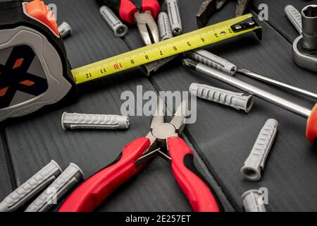 Kit di riparazione. Tappi in nylon, pinze, cacciaviti e flessometro Foto Stock