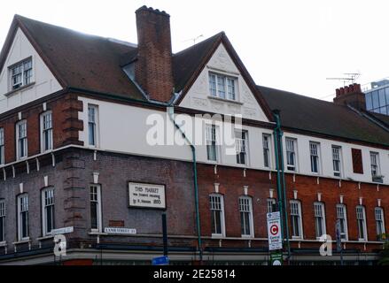 Mercato di Spitalfields con cartello sulla parete nord, edificio classificato Grade ll, Tower Hamlets, East London Foto Stock