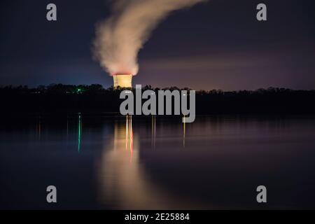 Russellville, AR/USA-1 marzo 2020: Vista notturna di Arkansas Nuclear One, una centrale nucleare ad acqua pressurizzata con vapore proveniente dalla torre di raffreddamento. Foto Stock