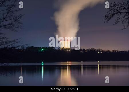 Russellville, AR/USA-1 marzo 2020: Vista notturna di Arkansas Nuclear One, una centrale nucleare ad acqua pressurizzata con vapore proveniente dalla torre di raffreddamento. Foto Stock