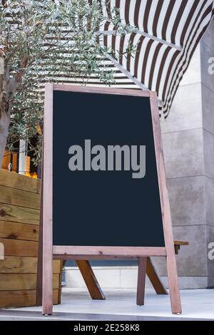 Supporto per lavagna bianco per insegne bianche all'aperto, modello del menu del ristorante Foto Stock