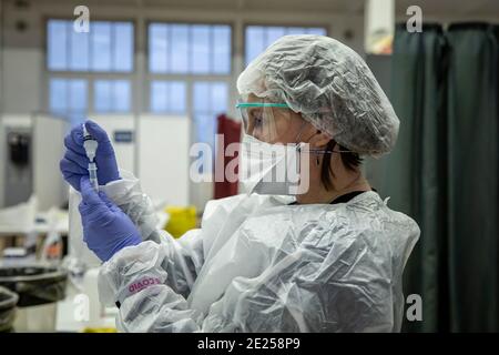 Roubaix, Francia. 11 Gennaio 2021. Un lavoratore medico che indossa dispositivi di protezione è visto durante un'operazione di test di massa COVID-19 a Roubaix, Francia settentrionale, 11 gennaio 2021. Un test di screening massivo di 6 giorni per COVID-19 è stato organizzato a Roubaix da lunedì. Credit: Sebastien Courdji/Xinhua/Alamy Live News Foto Stock