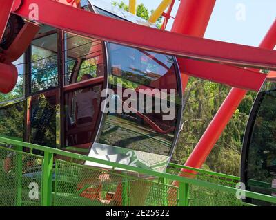 La ruota panoramica nel parco Panfilow, un parco divertimenti nel centro della città. La capitale Bishkek . Asia, Asia centrale, Kirghizistan Foto Stock