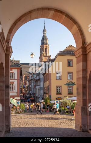 Heidelberg, Germania - 1 agosto 2020: Strada a marchette con vista su Heiliggeistkirche Foto Stock